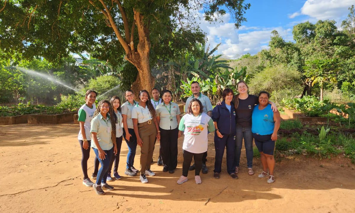 Equipe e usuários na horta da APAE Rural