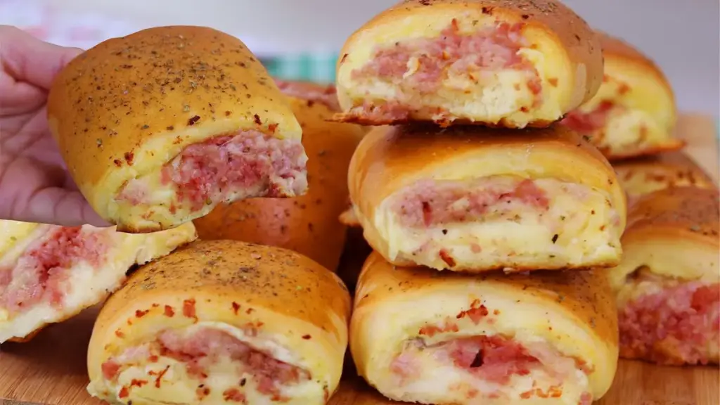 Enroladinhos de presunto e queijo assados