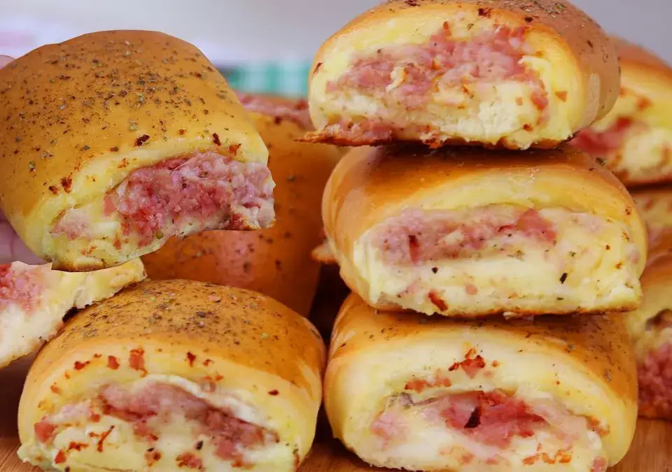 Enroladinhos de presunto e queijo assados