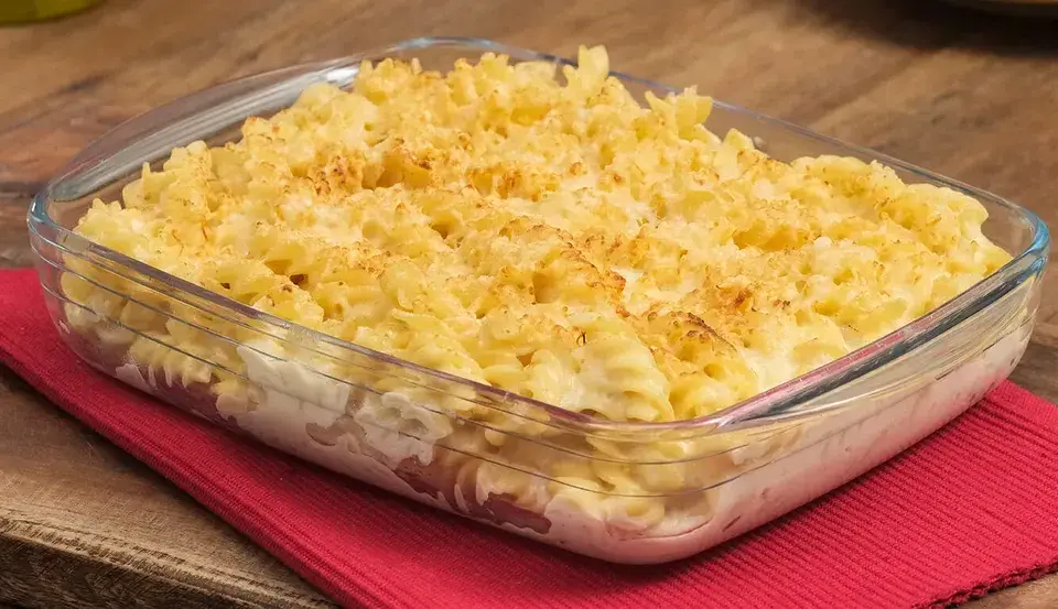Macarrão com queijo gratinado