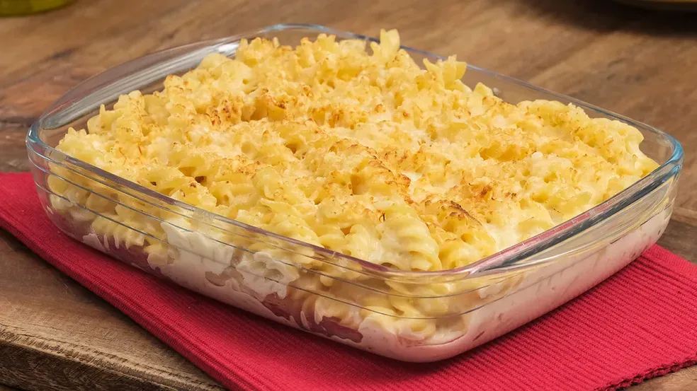 Macarrão com queijo gratinado