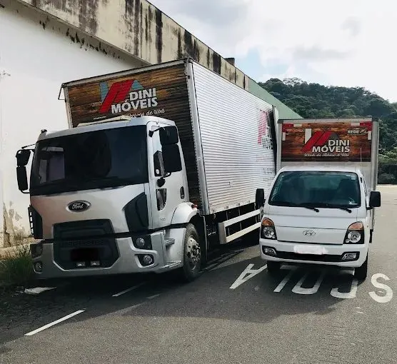 Caminhões de entrega da Dini Móveis