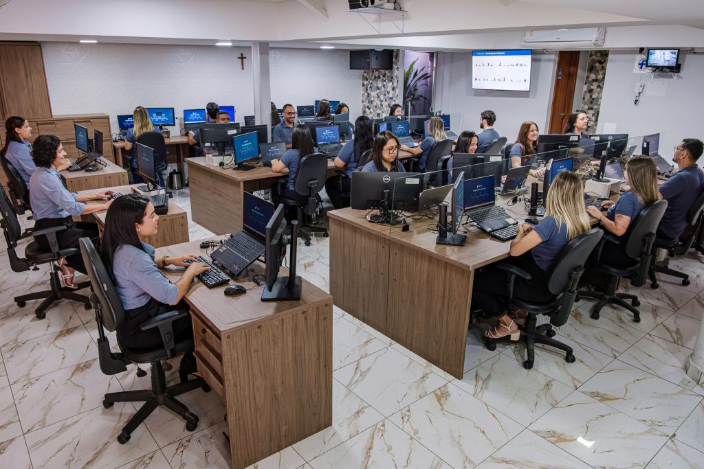 Equipe e escritório da Facilita Telecom