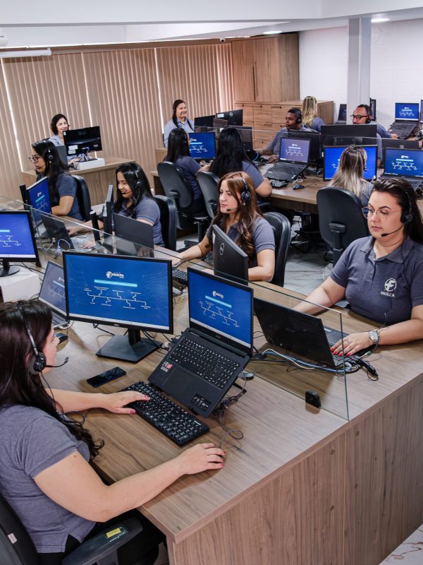 Equipe de atendimento da Facilita Telecom