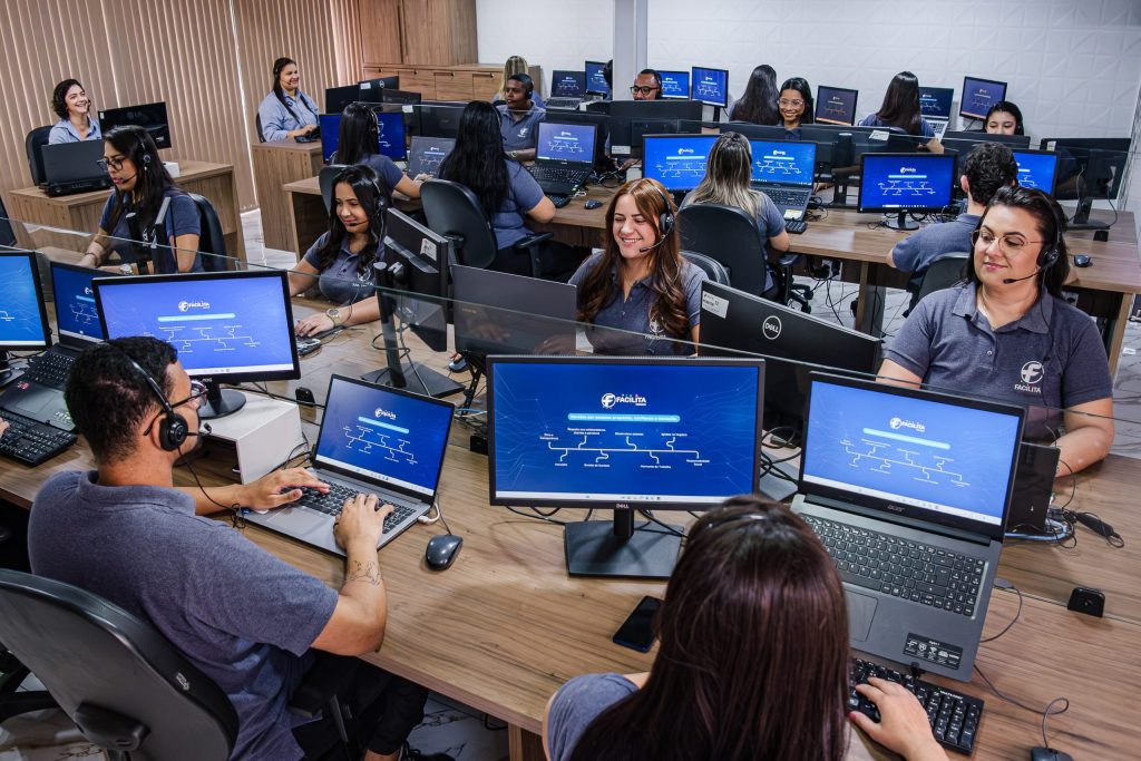Equipe e escritório da Facilita Telecom