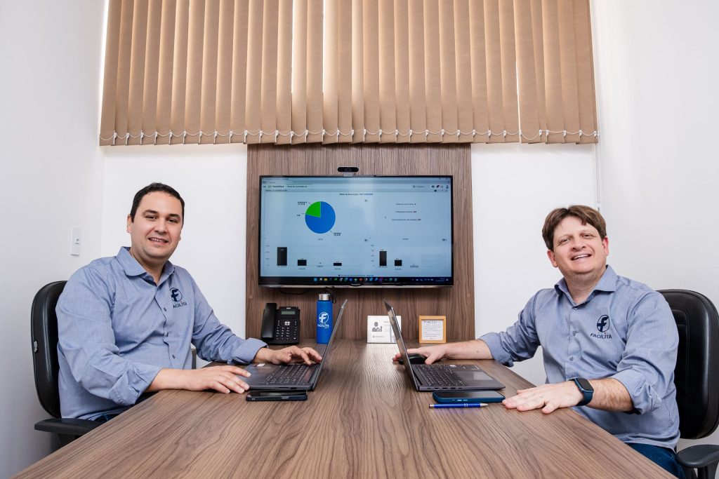Equipe e escritório da Facilita Telecom