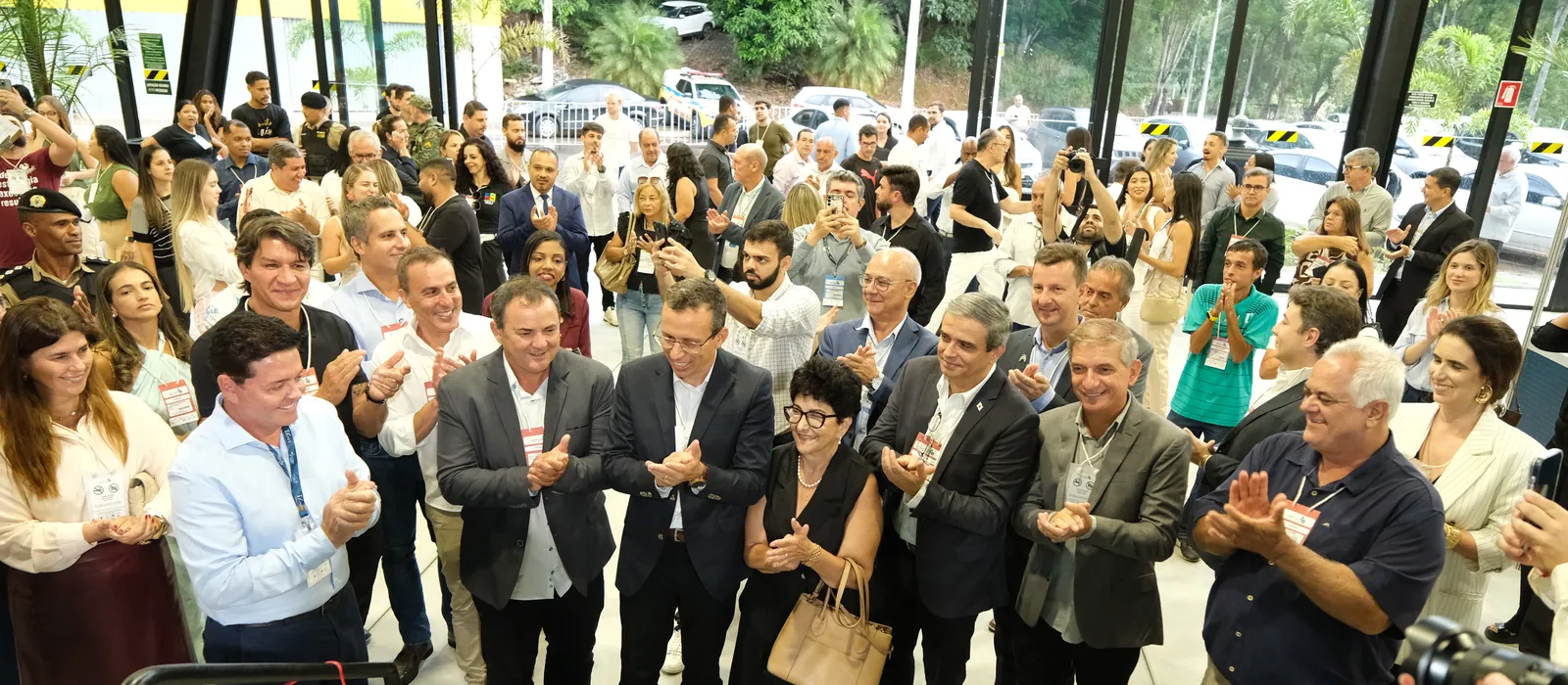 Autoridades e organizadores aplaudem na abertura da FEMUR 2026, no hall de entrada do pavilhão.