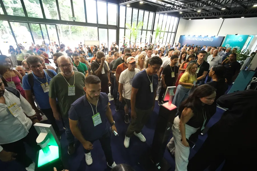 Lojistas credenciados passando pelas catracas do hall