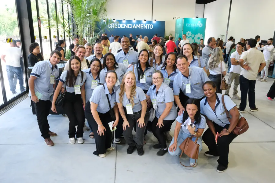 Equipe de recepção reunida no hall de credenciamento