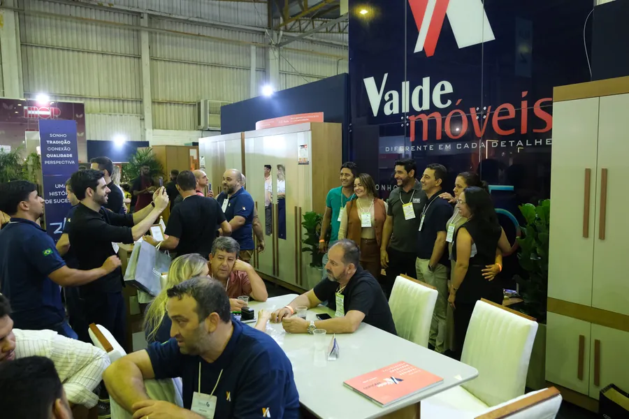 Estande da Valde Móveis cheio de lojistas