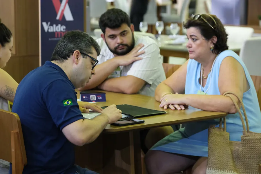 Negociação à mesa de um estande