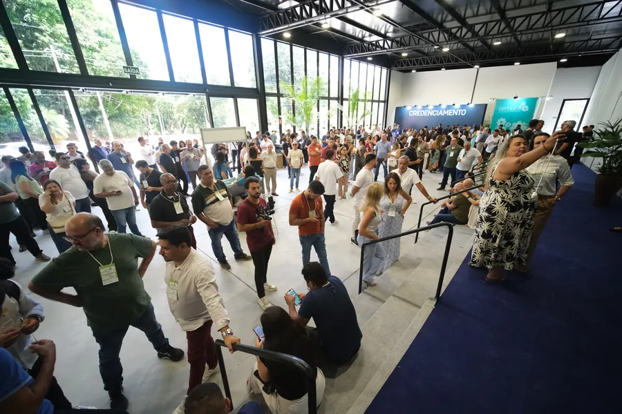 O hall de entrada cheio de visitantes