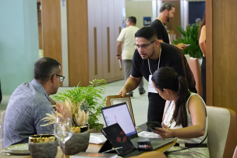 Lojista e expositores fecham um pedido no notebook