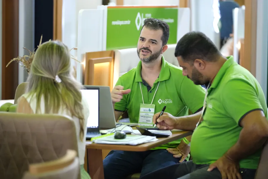 Representantes de uma indústria anotam um pedido à mesa