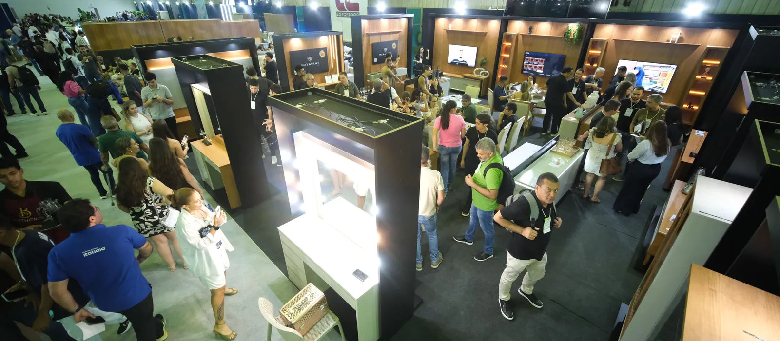 Estandes da FEMUR 2026 vistos do alto, com visitantes circulando