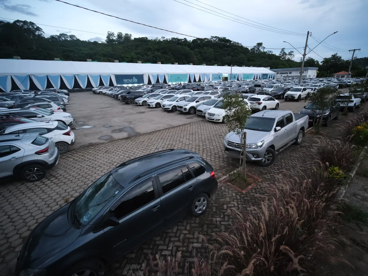 O estacionamento do pavilhão, com o anexo ao fundo.