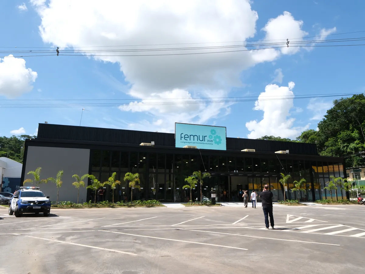 A fachada de vidro do hall de entrada, com o letreiro da FEMUR.