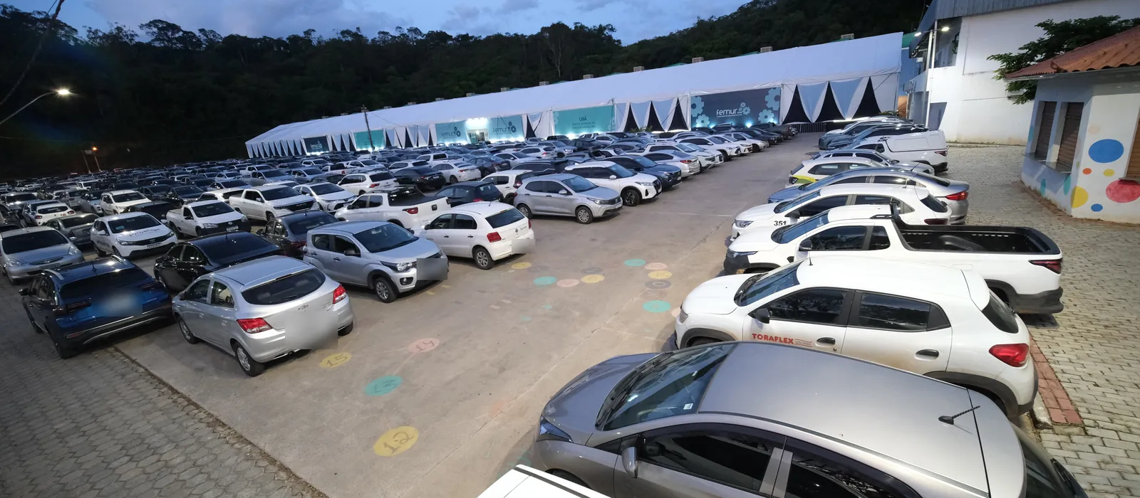 O estacionamento do pavilhão no fim da tarde, durante a FEMUR 2026