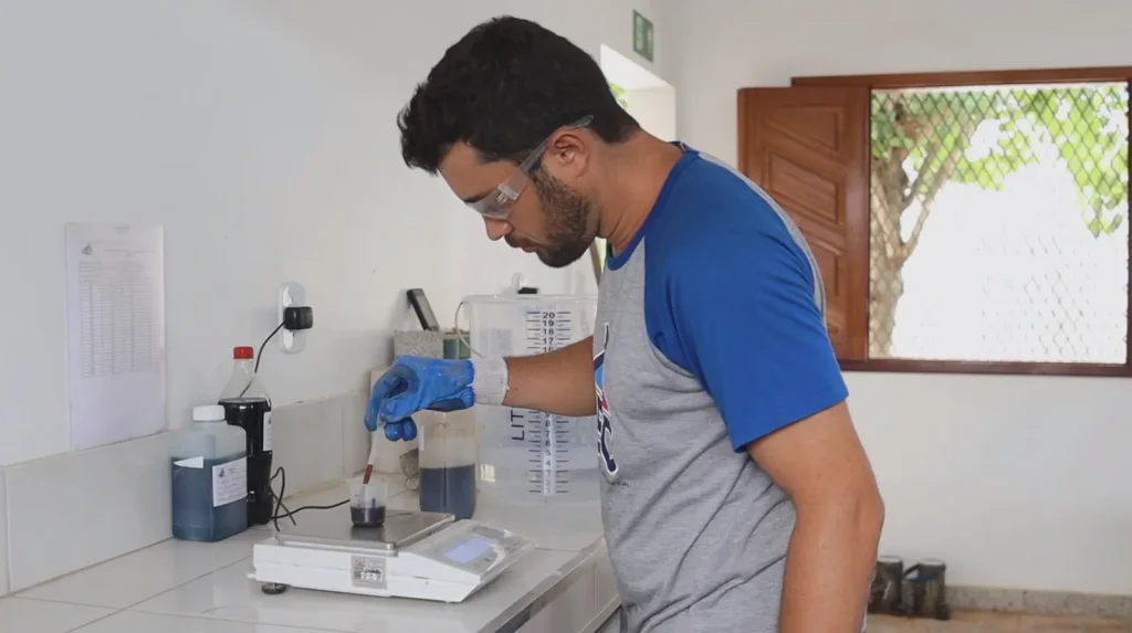 Técnico do laboratório da MBC preparando ensaio