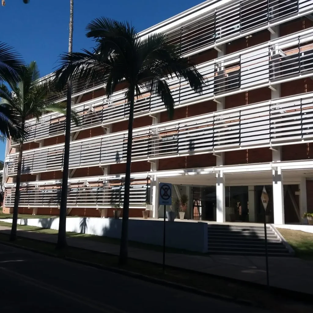 Edifício com fachada de brises atendido pela MBC