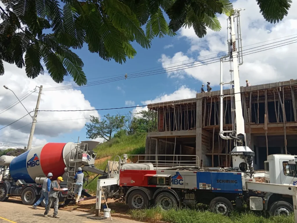 Bomba-lança da MBC lançando concreto em obra de prédio
