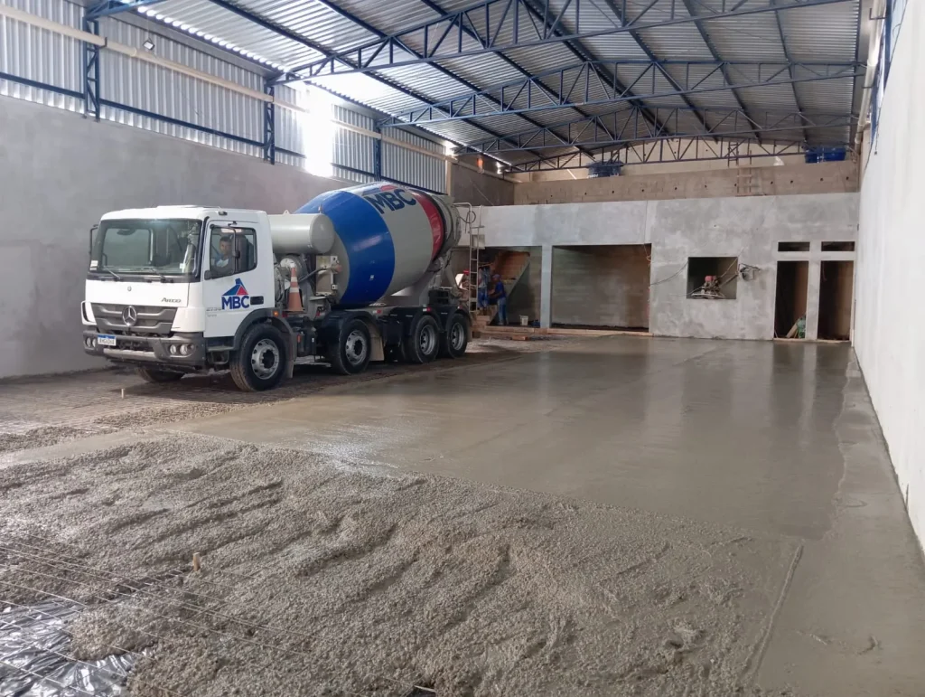 Descarga de concreto convencional em piso de galpão, sem bomba