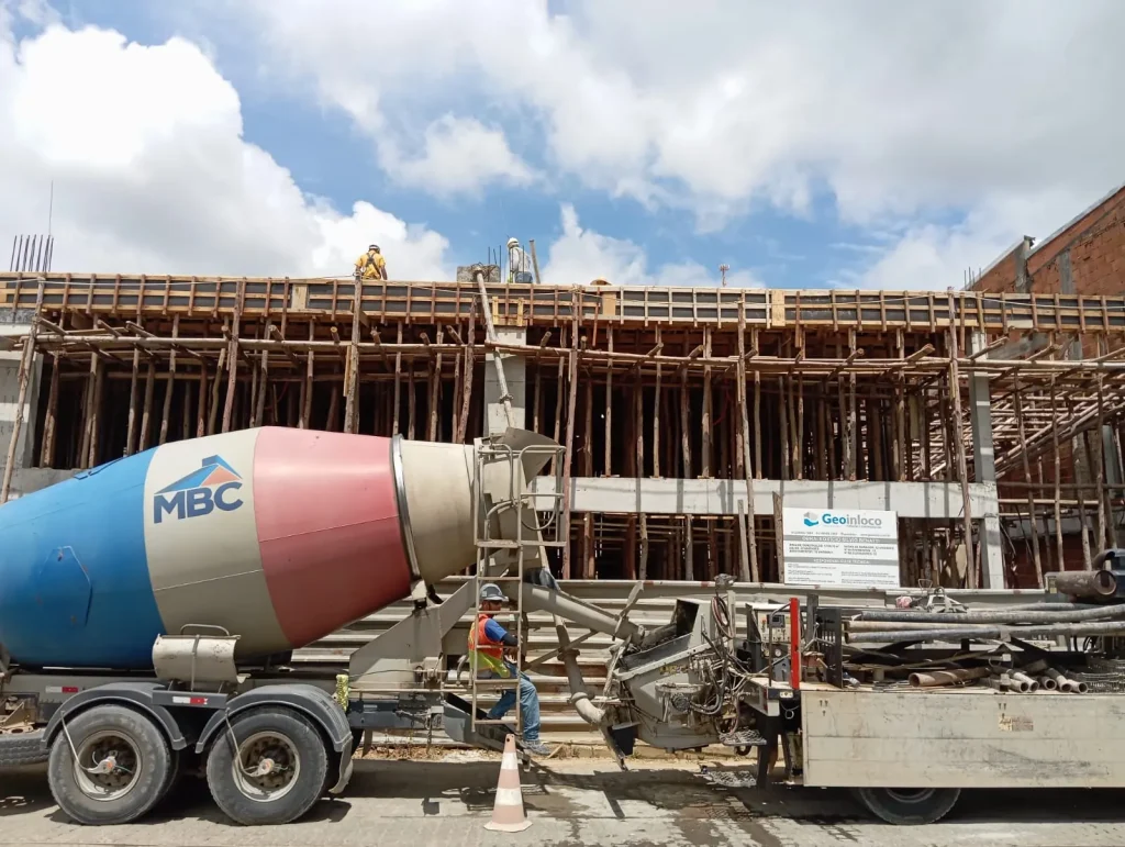 Caminhão-betoneira da MBC em concretagem de laje