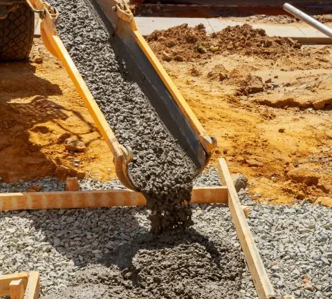 Concreto sendo lançado por calha em obra
