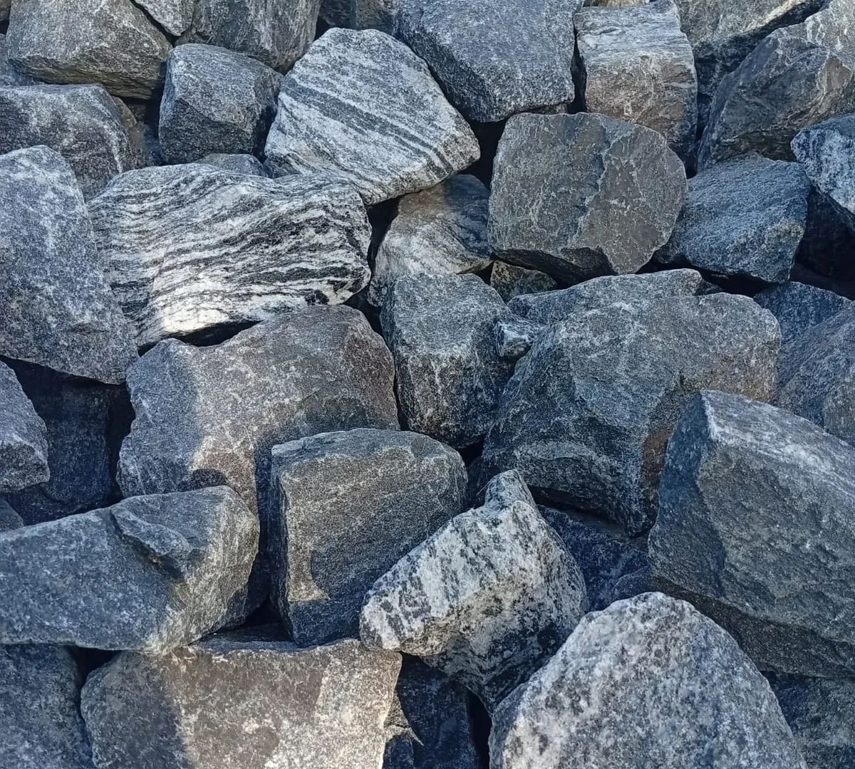 Pedra marroada da pedreira MBC