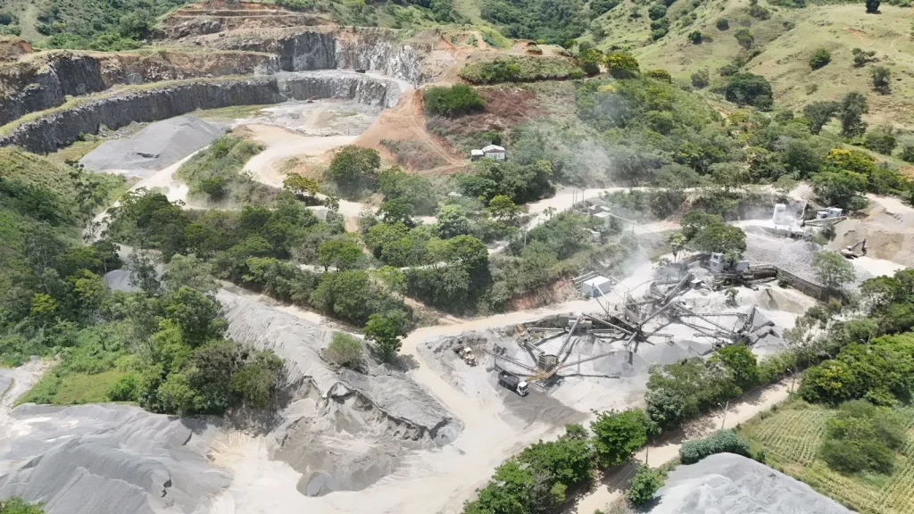 Vista aérea da pedreira MBC e da mata ao redor