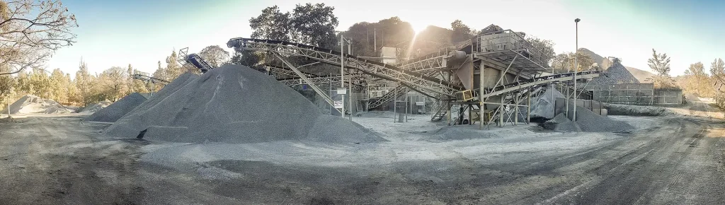 Panorama das pilhas de agregados da pedreira MBC