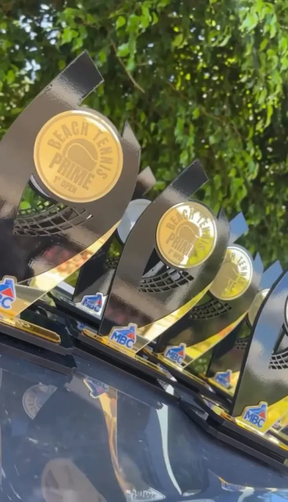 Atleta de projeto esportivo apoiado pela MBC com troféu