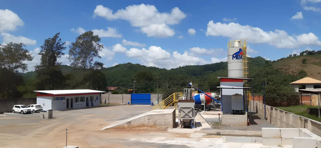 Pátio de usina de concreto da MBC com caminhões-betoneira
