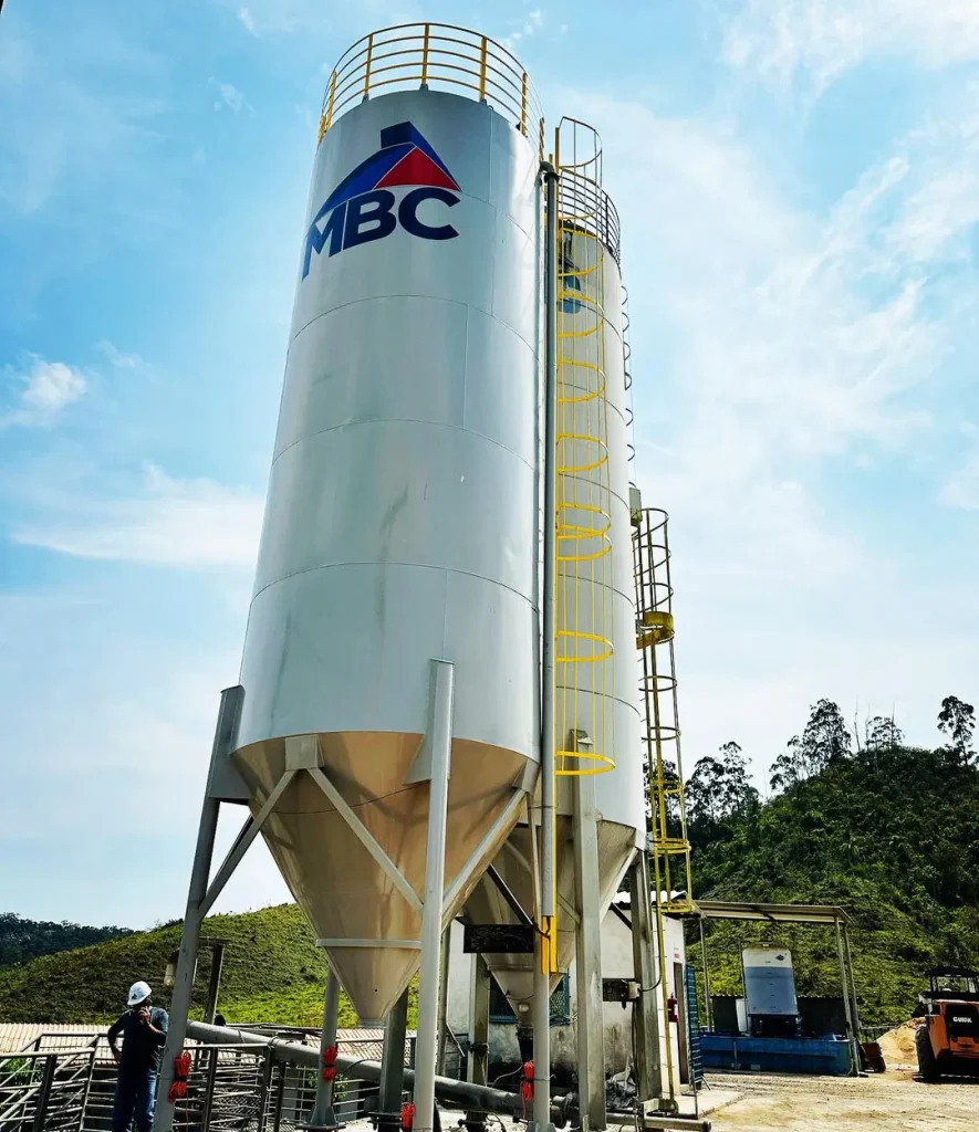 Silo de cimento com o logo da MBC em usina de concreto