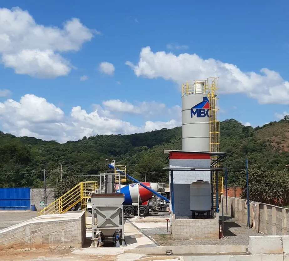 Usina de concreto da MBC com silo de cimento e caminhão-betoneira