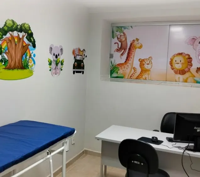 Consultório da pediatria do hospital, com desenhos de animais na parede