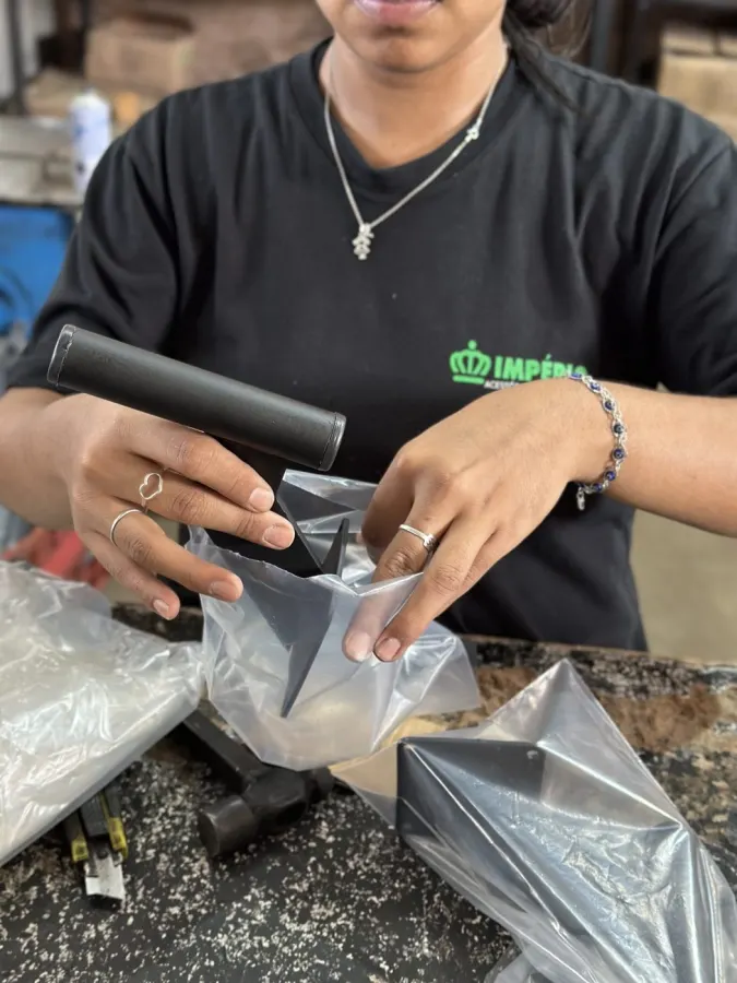 Colaboradora embalando peças