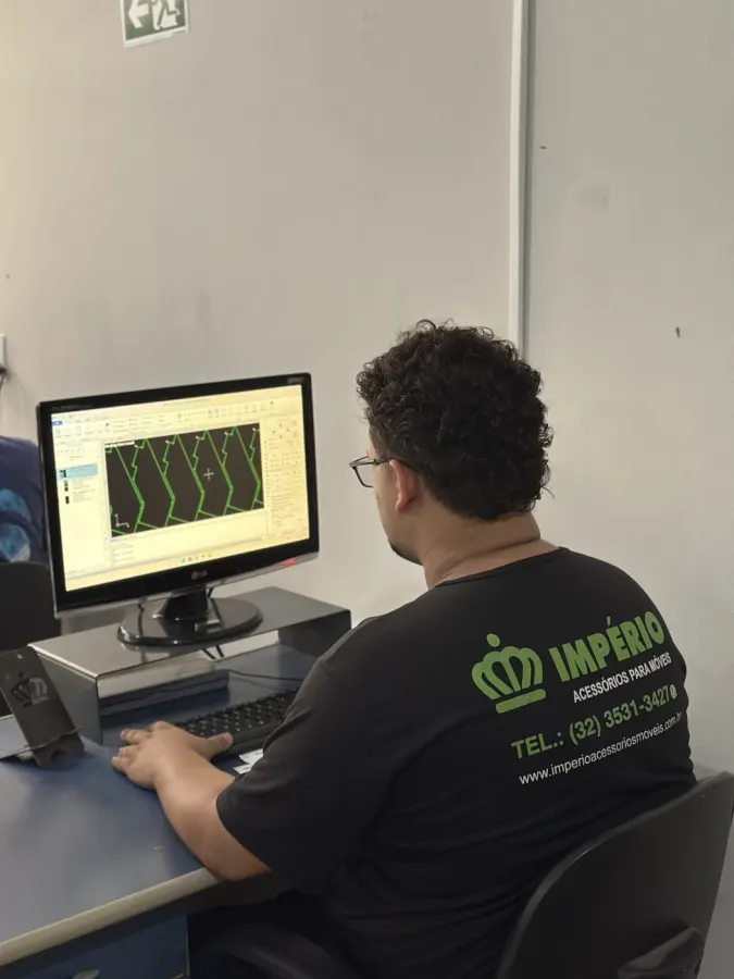 Colaborador da Império projetando peças no computador