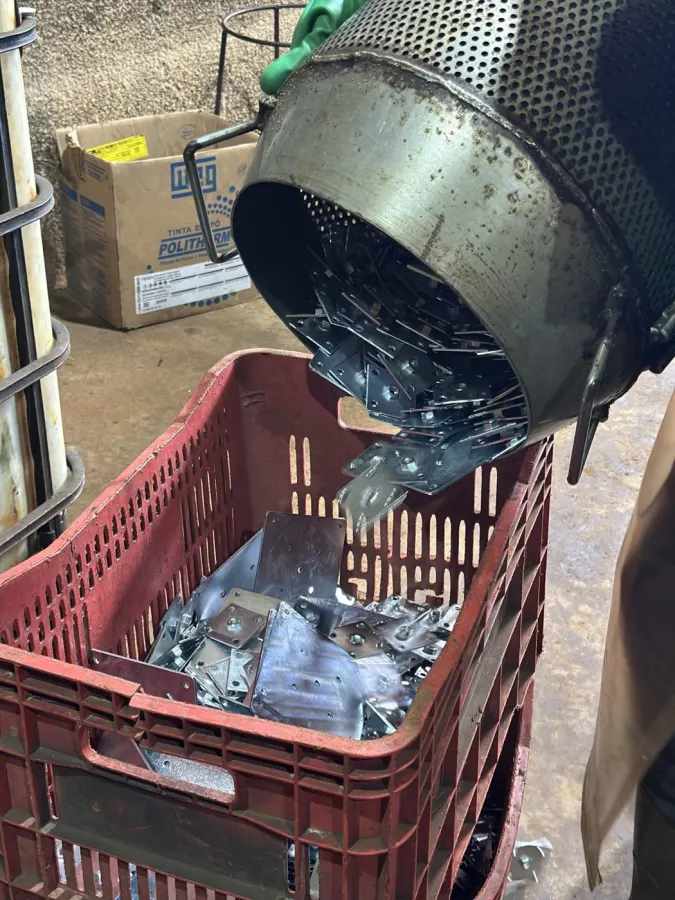 Peças saindo do tratamento de superfície