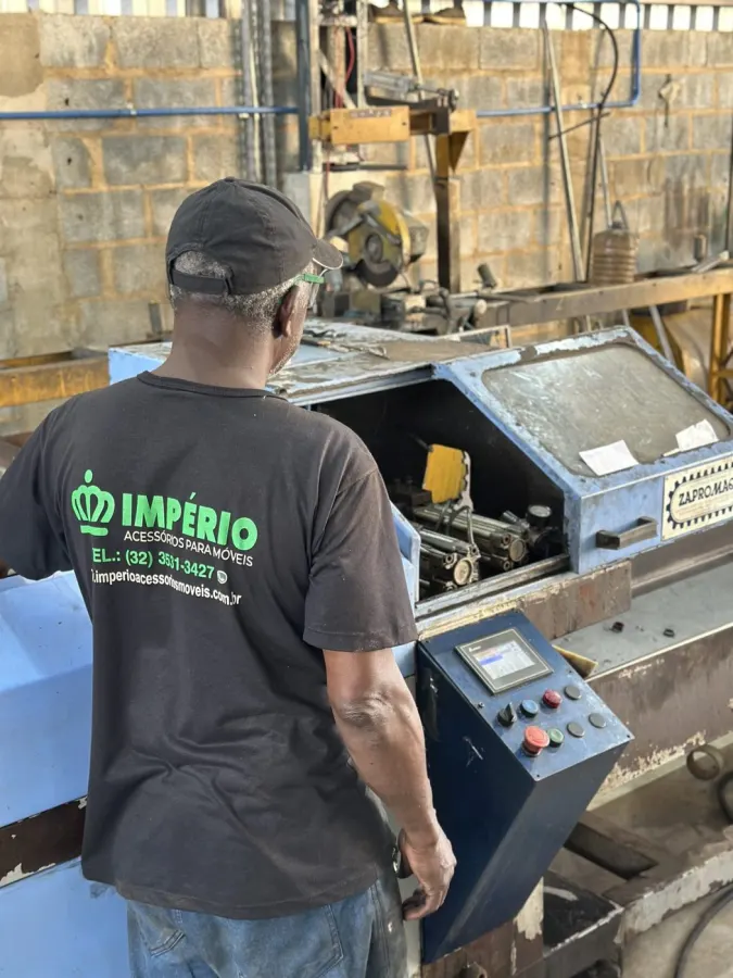 Operador em máquina de usinagem