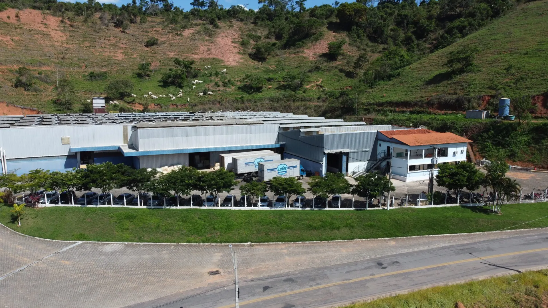 Fachada da fábrica da Lufer Estofados à beira da rodovia, vista de drone