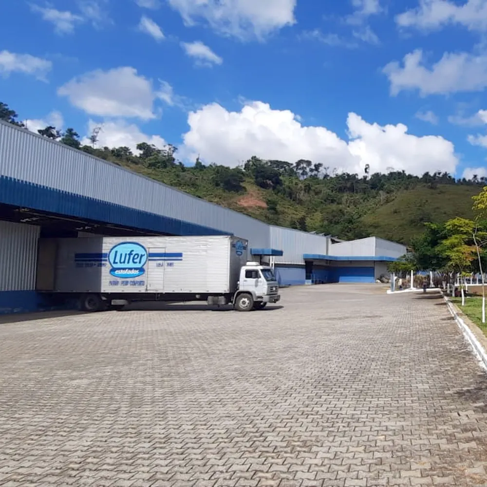 Caminhão da frota própria da Lufer no pátio da fábrica