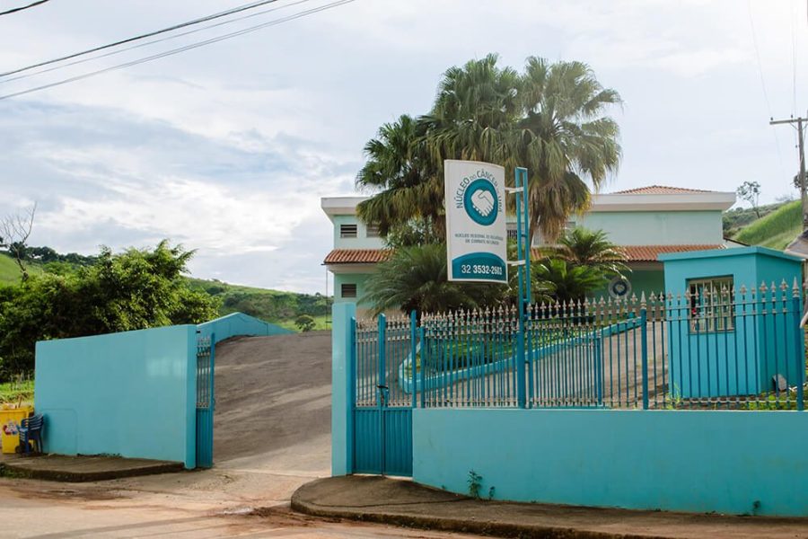 Portão e fachada da sede do Núcleo do Câncer no bairro Santa Bernadete