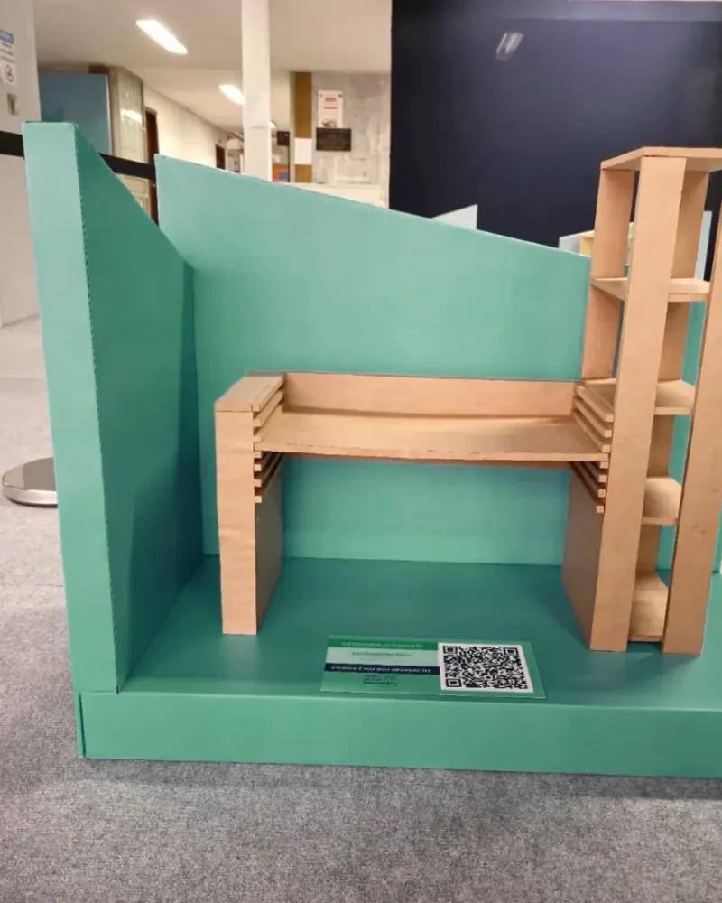Peça em exposição — estrutura em madeira