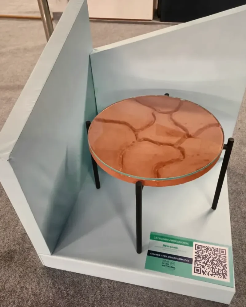 Peça em exposição — tampo em cortiça