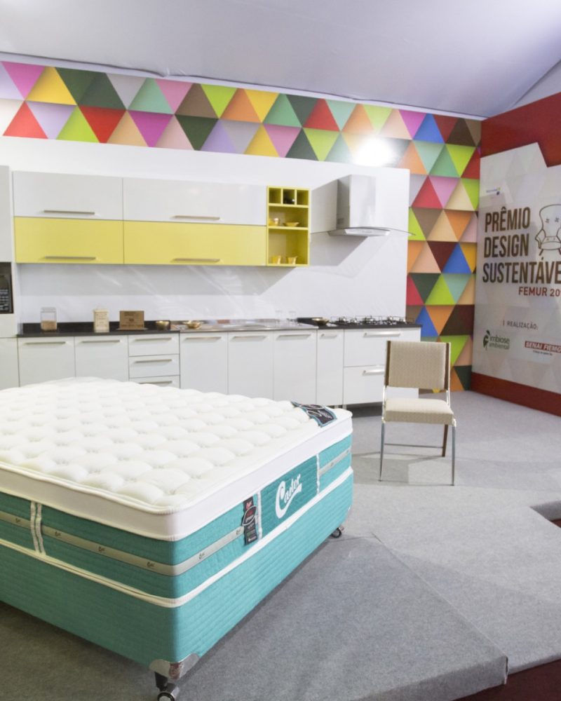 Estande da 1ª edição do Prêmio Design Sustentável, na FEMUR 2016, com os projetos premiados.