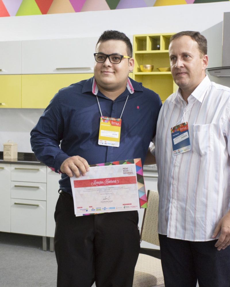 Premiado da 1ª edição do Prêmio Design Sustentável recebe o certificado, em 2016.