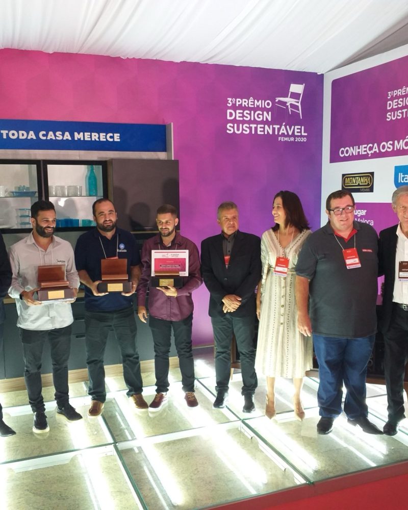 Vencedores e organização reunidos no palco da 3ª edição, em 2020.