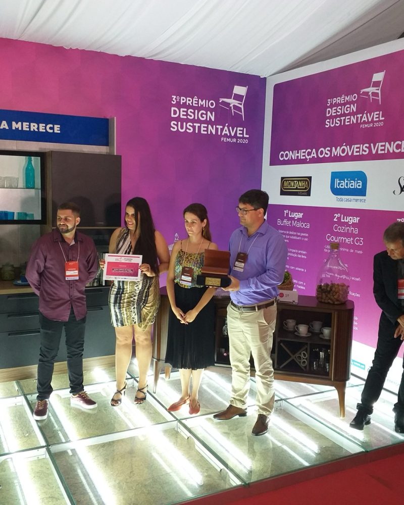 Premiados da 3ª edição recebem os troféus, em 2020.