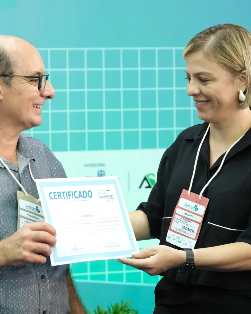 Entrega de certificado na cerimônia da 6ª edição, em 2026.